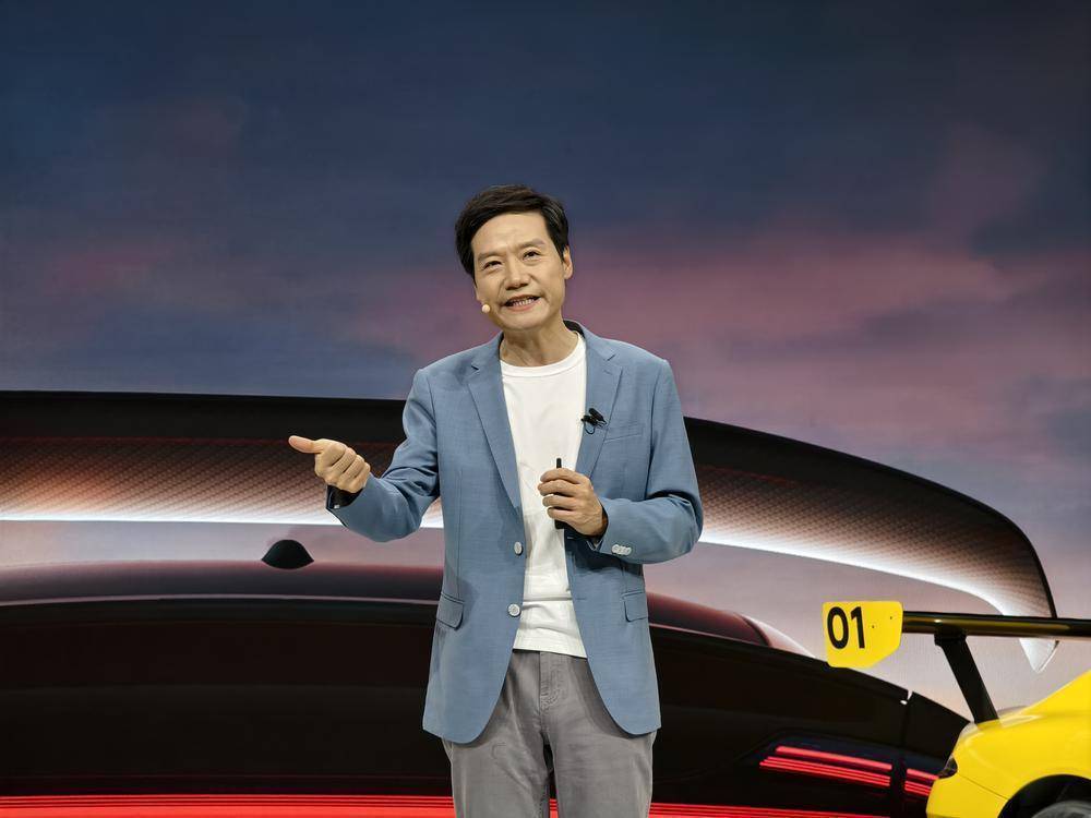 雷军也“凡尔赛”？小米SU7 Ultra三天售罄全年KPI，订单多到排队七个月！|热财经