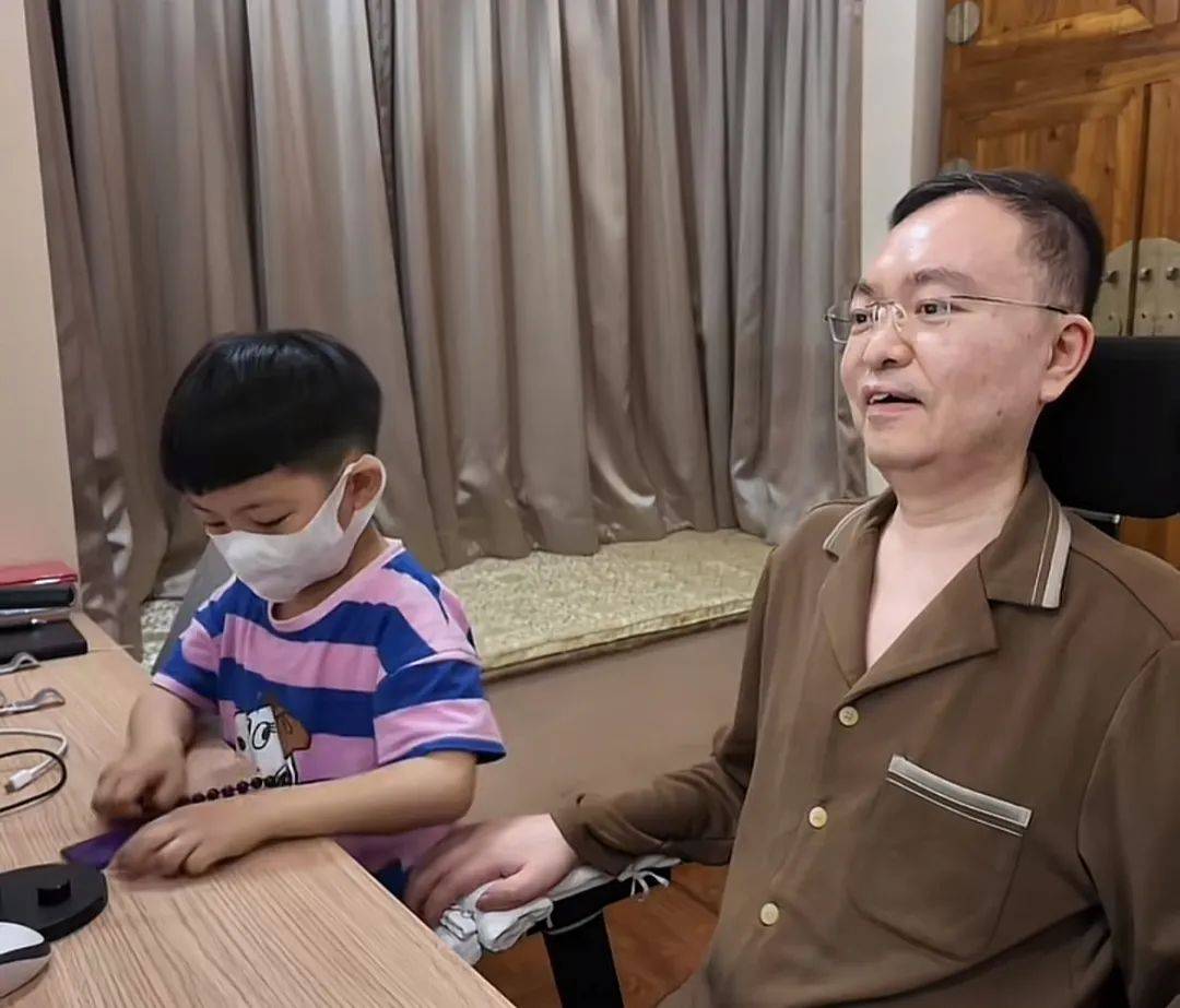 47岁蔡磊与渐冻症抗争6年，妻儿为其庆生！刚刚获评全国自强模范